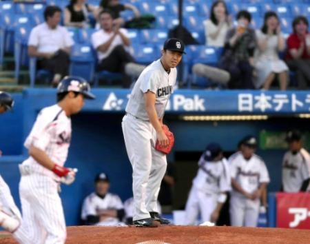 　１回、ヤクルト・山田から左中間に先制ソロを打たれる中日先発の吉見