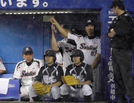 　３回、ルナの本塁打のビデオ判定を待つ小川監督（左端）