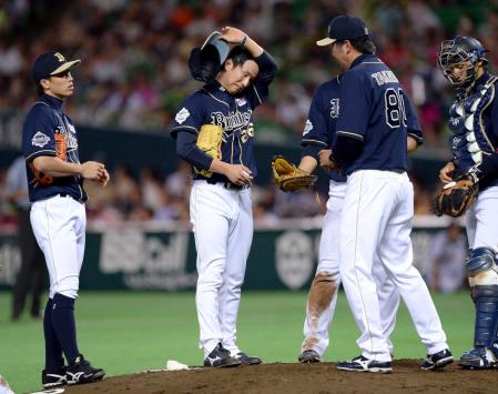 　４回、同点とされ降板する東明（左から２人目）