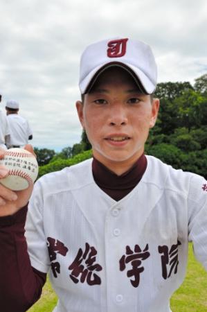 ホームランボールを手に白い歯を見せる常総学院・進藤＝水戸市民