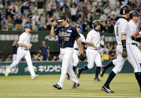 　延長１２回、代打・脇谷にサヨナラ打を浴びた馬原（撮影・佐々木彰尚）