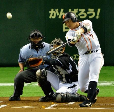１回巨人１死三塁、長野久義は中越えに先制タイムリーを放つ（捕手・鶴岡一成）＝東京ドーム（撮影・西岡　正）