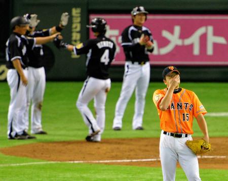 　７回、関本に満塁弾を浴び、悔しがる沢村（手前）＝撮影・西岡　正