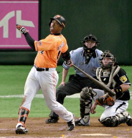 ４回２死、アンダーソンは右越えに本塁打を放つ＝東京ドーム（撮影・西岡　正）