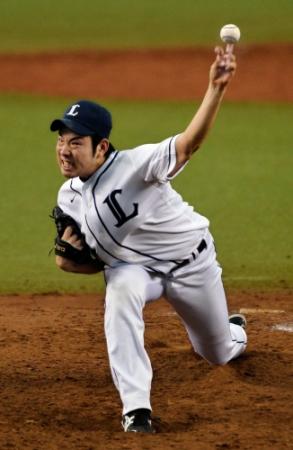 オリックス打線相手に力投する西武先発・菊池＝西武ドーム（撮影・佐々木彰尚）