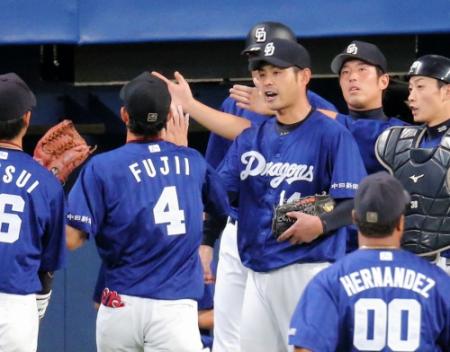 ５回、上本の打球を好捕した藤井をハイタッチで朝倉ら中日ナイン（撮影・飯室逸平）