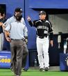 ８回、和田の打球の判定に抗議する和田監督（撮影・飯室逸平）