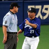 ８回、中日・和田一浩の打球の判定をめぐり抗議する中日・谷繁元信監督＝ナゴヤドーム（撮影・飯室逸平）