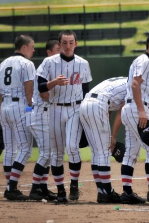 県川口に敗れ、視線を落とす浦和学院・小島＝大宮公園