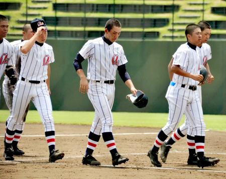 　県川口に敗れ、肩を落とす浦和学院・小島（中央）