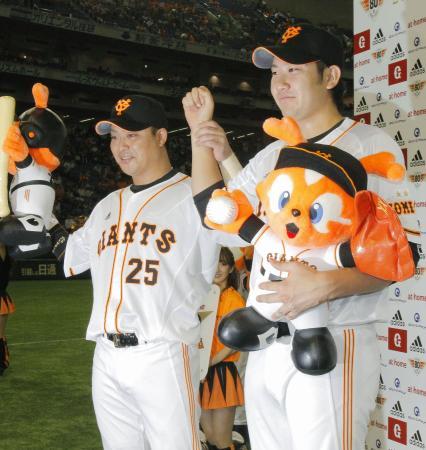 　ヤクルトに勝利し、お立ち台でポーズをとる巨人・村田（左）と菅野＝東京ドーム