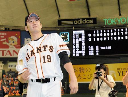 　サインボールをスタンドへ投げ入れる菅野（撮影・北野将市）