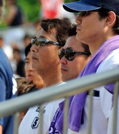 　次男の応援に駆けつけた元巨人外野手の吉村禎章氏（左）