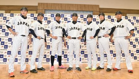 　日米野球の第１次選考選手発表で記念写真に納まる（左から）巨人・坂本、楽天・嶋、オリックス・糸井、小久保監督、オリックス・金子、広島・前田、日本ハム・中田＝１７日午後、東京都内のホテル