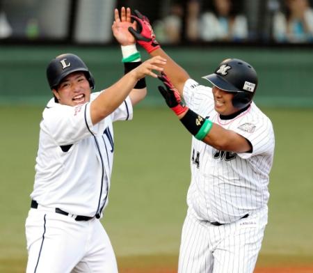 １回、井上が２ランを放ち山川（左）とハイタッチを交わす（撮影・保田叔久）