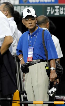 　練習を見学する谷繁の父・一夫さん