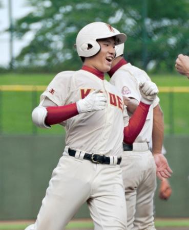 六回、コールド勝ちを決める右越え３ランを放ち、笑顔で本塁を踏む春日部共栄・金子