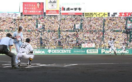 　阪神-巨人戦の始球式を務めた江夏豊氏（右手前）と田淵幸一氏のバッテリー。打者は巨人・坂本勇人選手＝２１日、甲子園球場