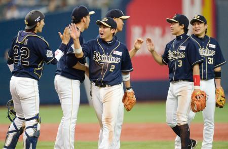 　日本ハムに逆転勝ちし、喜ぶオリックスナイン＝京セラドーム