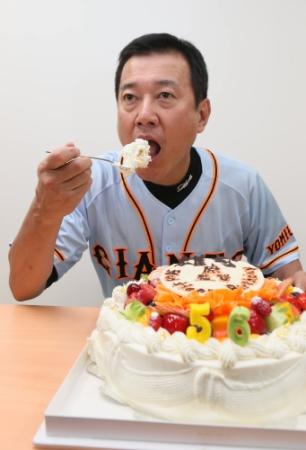 ５６歳の誕生日を迎え、ケーキを食べる原監督＝甲子園球場