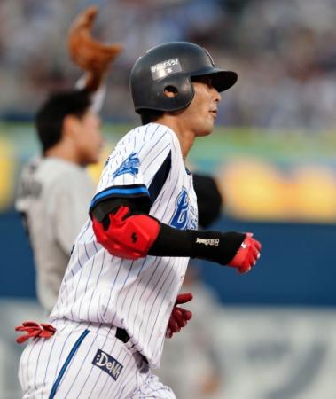 １回表ＤｅＮＡ、先頭打者ソロを放ち三塁をまわる石川＝横浜