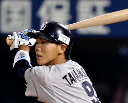 ９回中日、高橋周平は適時二塁打を放つ＝横浜
