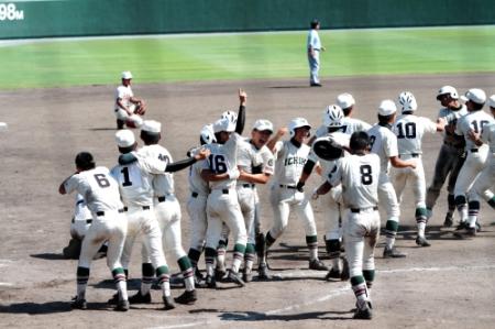 智弁和歌山にサヨナラ勝ちで甲子園出場を決め、大喜びの市和歌山ナイン＝紀三井寺（撮影・坂部計介）