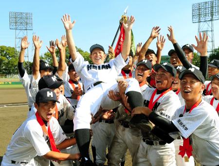 　原田監督を胴上げする龍谷大平安ナイン（撮影・田中太一）