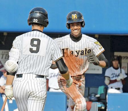 　５回、宗（右）は右越えソロを放ち、笑顔で生還する（撮影・吉澤敬太）