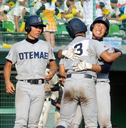 　サヨナラ勝ちで決勝進出を決め、喜ぶ大手前高松ナイン