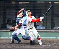 　４回、智弁学園・岡本が遊撃手後方へ高々打ち上げた打球は適時二塁打となる（捕手・向谷）