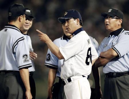 　７回、ペーニャの打球の判定に抗議するオリックス・森脇監督＝ほっともっと神戸