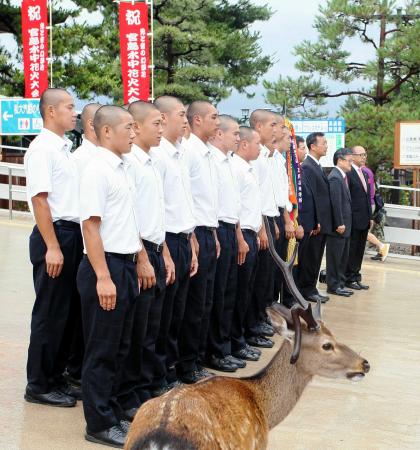 　鹿も応援？宮島での激励式に出席した広陵ナイン（撮影・北村雅宏）