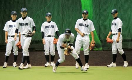 守備練習する龍谷大平安ナイン＝甲子園（撮影・神子素慎一）