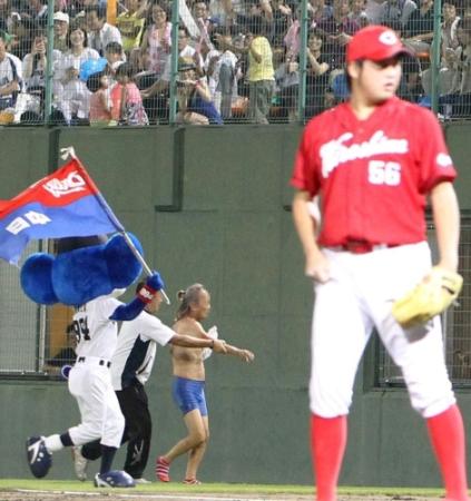 ７回、中日の攻撃前グラウンドに乱入するファン（撮影・持木克友）