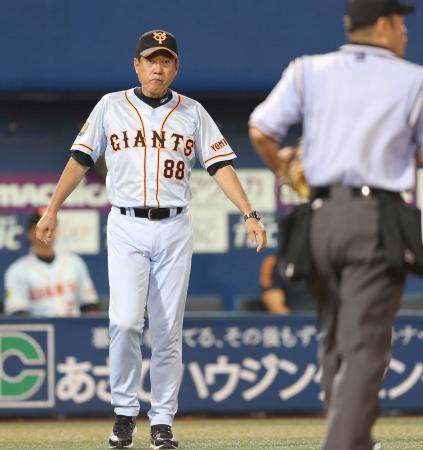 　６回、球審に杉内の降板を告げる原監督