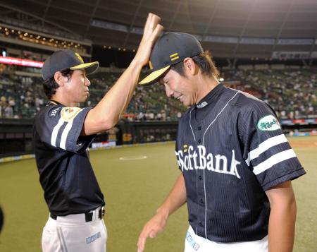 　今季初勝利を挙げ、秋山監督（左）に手荒に祝福される武田（撮影・冨永豊）