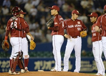 　９回、１死一、三塁のピンチにマウンドの則本（中央）のもとに集まる楽天ナイン