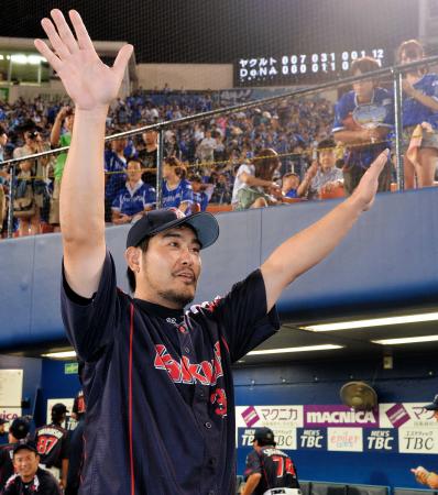 　勝利しファンの声援に応える畠山（撮影・会津智海）