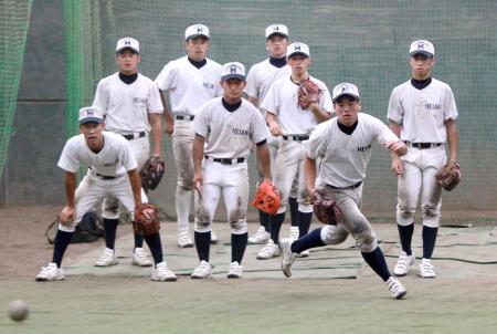 　室内練習場で汗を流す龍谷大平安ナイン（撮影・石湯恒介）