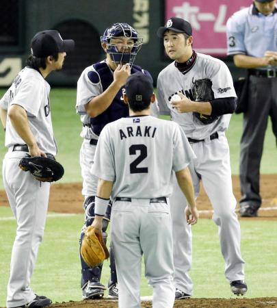 　３回、連続タイムリーを浴びた雄太（右）にアドバイスする谷繁捕手兼任監督