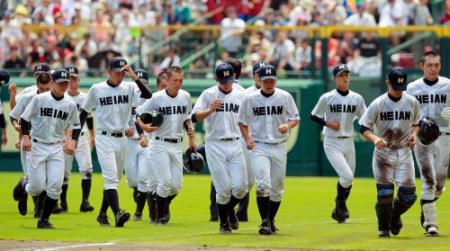 初戦敗退が決まり、肩を落として引き揚げる龍谷大平安ナイン＝甲子園（撮影・立川洋一郎）