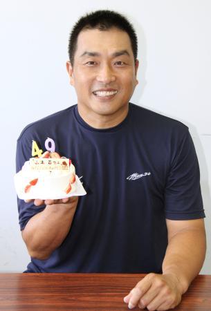 　４９歳の誕生日を迎え、バースデーケーキを手に笑顔の中日・山本昌＝１１日、ナゴヤ球場