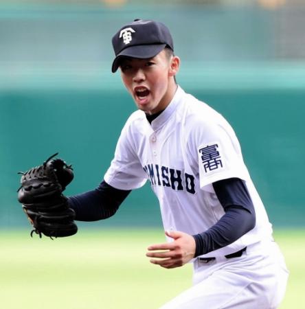 ８回日大鶴ヶ丘、山岸を空振り三振に仕留めほえる富山商・森田＝甲子園（撮影・北野将市）