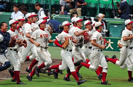 　初戦を勝利し、アルプススタンドへ駆け出す春日部共栄ナイン（撮影・飯室逸平）