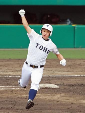 ６回裏東邦１死二塁、右越えへ２ランを放ち、ガッツポーズで二塁へ駆ける東邦・溝口慶周＝甲子園（撮影・立川洋一郎）