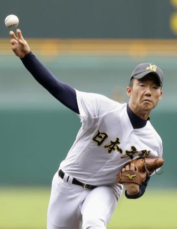 　大分戦に先発した日本文理・飯塚＝甲子園