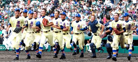 　逆転勝利で１回戦を突破し勢いよくアルプススタンドへ駆け出す星稜ナイン（撮影・飯室逸平）