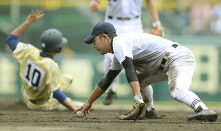 　７回、静岡の二塁手大石がエラー