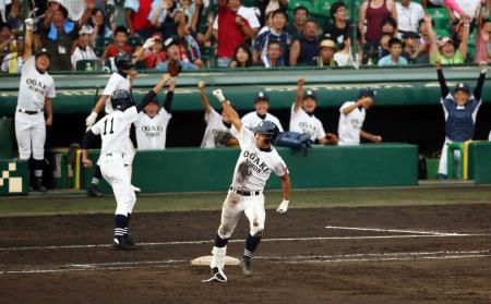 　８回、勝ち越し２ランを放ち歓喜の野崎（手前）と大垣日大ベンチ（撮影・佐伯友章）